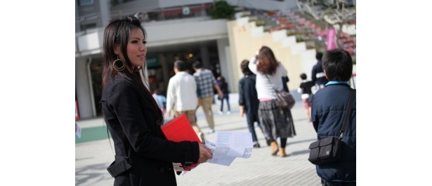 信号が青になったら一気に人が流れてくる。その時が声をかけるチャンス！