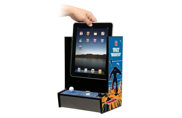 【画像を見る】インベーダーファンも感涙!?　iPadを差し込むだけであの時と同じプレーが楽しめる！