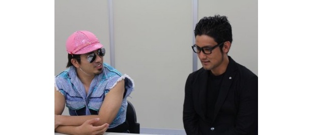 2人の出会いを語る“弟子”リトル＝コフスキー(右)と“師匠”ポカ＝ユイチン(左)