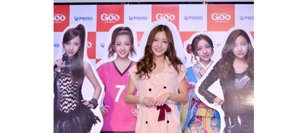 【写真】コスプレ姿の自身のパネルと一緒に壇上に上がった板野さん