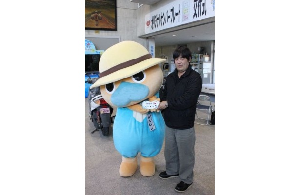 朝4時30分から並んで「1」番を手にした佐久川さん
