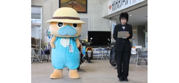 職員の説明を神妙に聴くなんじぃ
