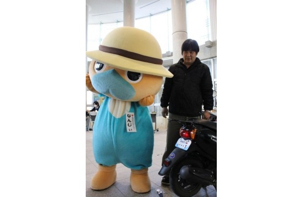 主役の佐久川さんを差し置いて写真に写ろうとするなんじぃ