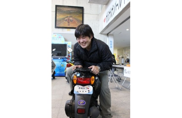 バイクにまたがる佐久川さん