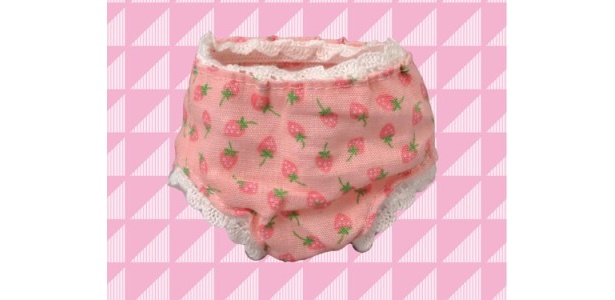オプションとして付いてくるイチゴ柄パンツ