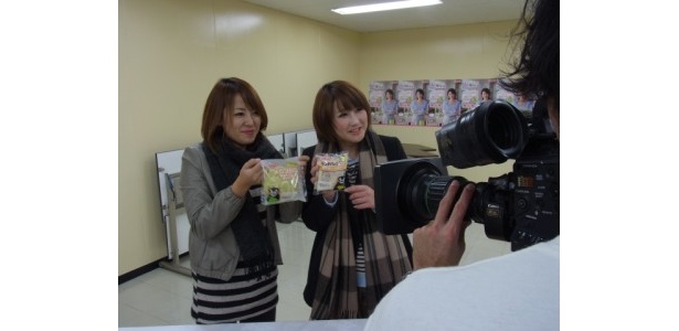 出来上がったパンをPRするテレビ熊本の女子アナウンサーたち
