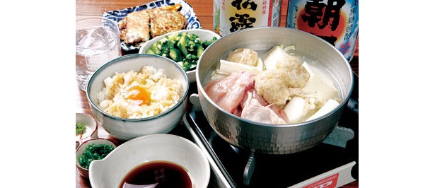 コラーゲンたっぷり地鶏鍋(手前右680円〜)など