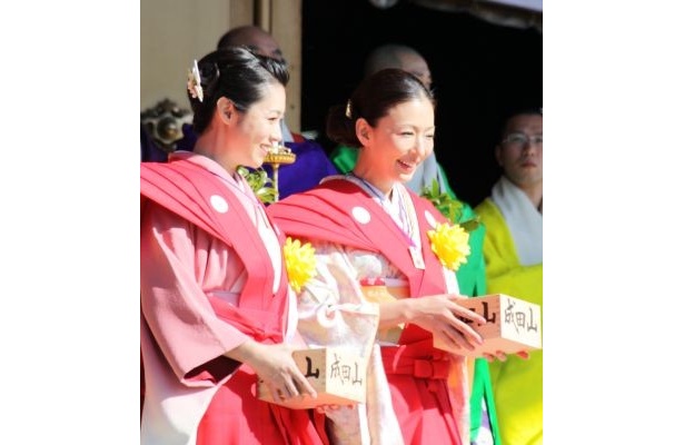2人仲良く、笑顔で登場した