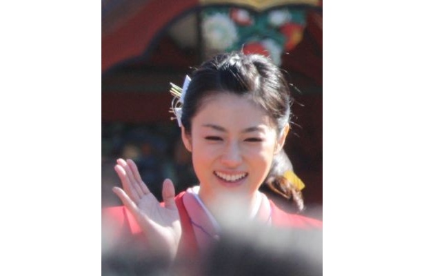 集まった人々に笑顔を振りまいていた