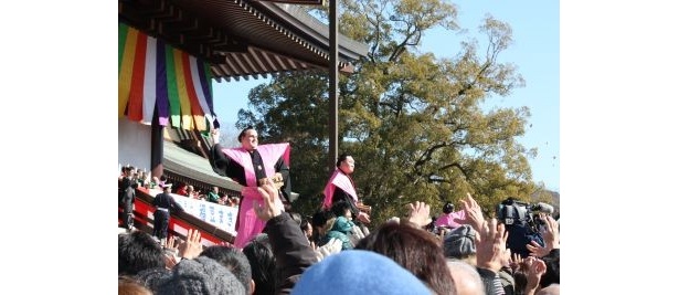 「震災に勝つ！ 福は内！」と声を上げながら豆まき