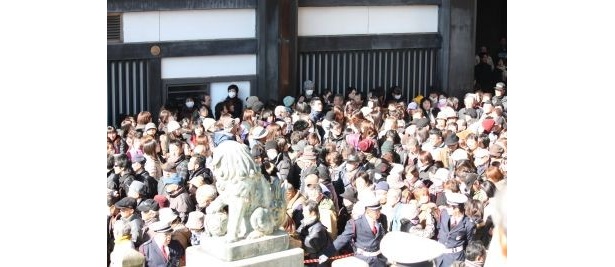 大勢の人々が豆の争奪戦！