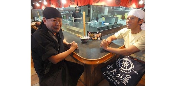 「無鉄砲」店主の赤迫重之さん(左)と「せたが屋」店主の前島司さん(右)