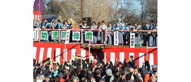【来場者】1万人を超す観客が訪れ、豆まきは大盛況に！