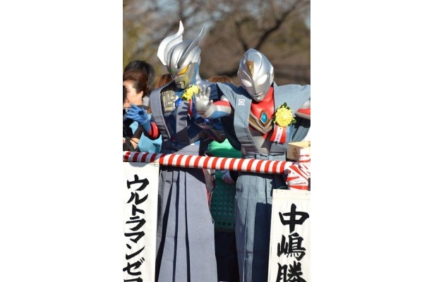 客席の子どもたちに手を振るウルトラマンたち