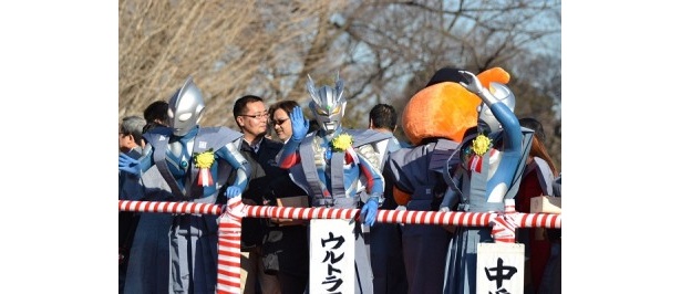 ウルトラマンコスモス(左)も登場