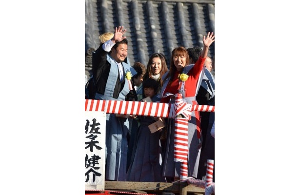 佐々木健介さん(左)と北斗晶さん(右)