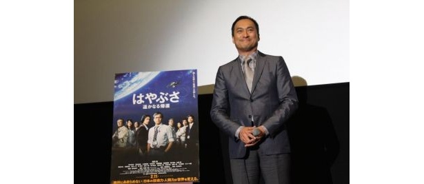 『はやぶさ』主演の渡辺謙、自ら提案した観客との写真撮影でニッコリ