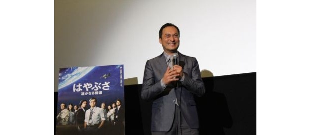 観客の声援に笑顔を見せる渡辺謙
