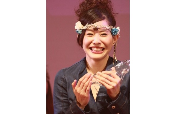 「ビオフェス」盛況、新カバーガールは美脚の知念ありかさん23歳に