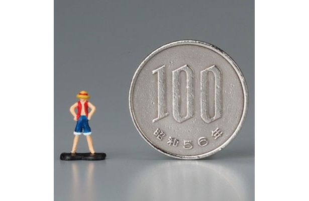 【写真】付属のルフィは全長約12mm。100円玉と比較してみた