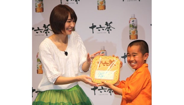 素材キッズにクッキーをプレゼントする新垣結衣さん
