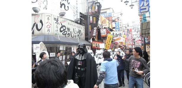 新世界の南本通商店街を練り歩く帝国軍。『STAR WARS エピソード1/ファントム・メナス 3D』 3/16（金）よりTOHOシネマズ梅田ほかにて全国ロードショー