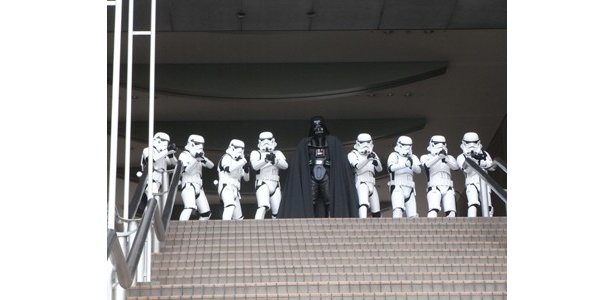 「スパワールド 世界の大温泉」の大階段に突如現れた帝国軍。『STAR WARS エピソード1/ファントム・メナス 3D』 3/16（金）よりTOHOシネマズ梅田ほかにて全国ロードショー