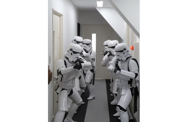 社長室を護衛するストームトルーパーたち。『STAR WARS エピソード1/ファントム・メナス 3D』 3/16（金）よりTOHOシネマズ梅田ほかにて全国ロードショー