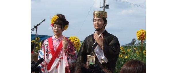 沖縄のひまわり畑で結婚式、被災者夫妻が幸せを誓う