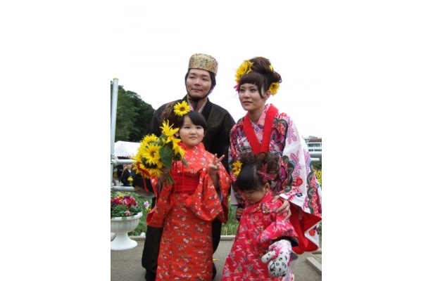 「ひまわり畑の結婚式」沖縄の伝統衣装「琉装」で祝福!!