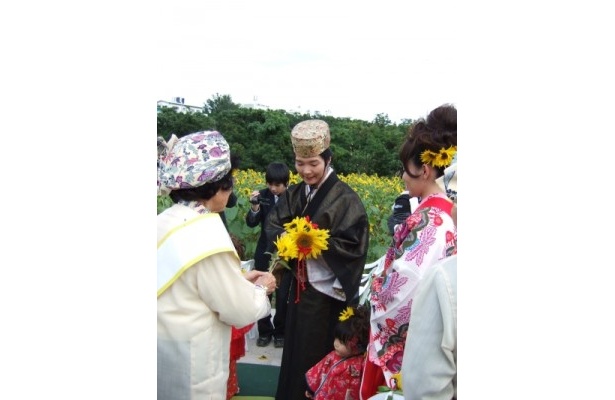 沖縄伝統「琉装」では最上を意味する「黄色」の冠