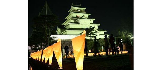 【画像】雪景色に浮かぶ約7000本のろうそくも魅力的！