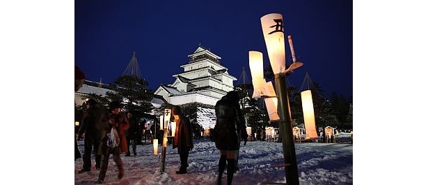 「会津絵ろうそくまつり」は会津若松の鶴ヶ城、御薬園、市内各所で実施される
