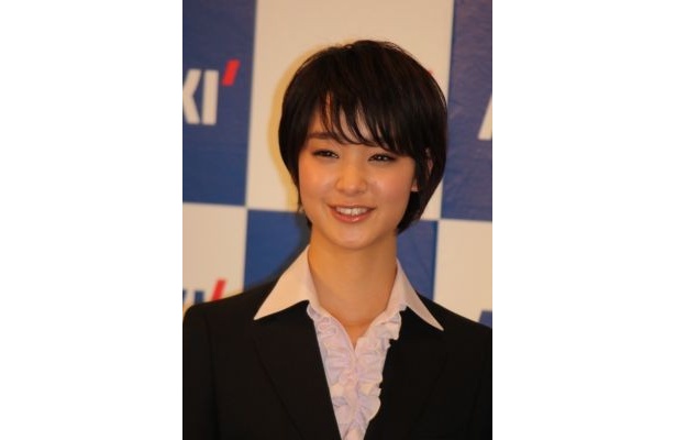 CMでは、“大学入学の日にスーツを着る大学生”を剛力さんは演じている