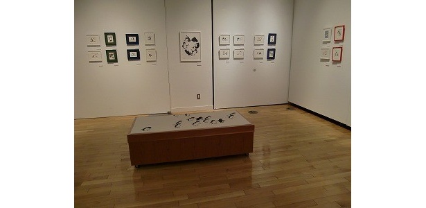 数多くの作品が展示されている
