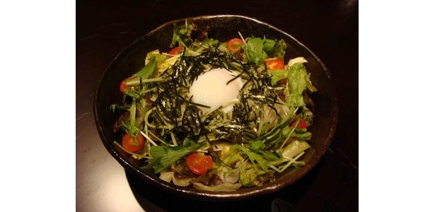 茶そばを使ったサラダは700円