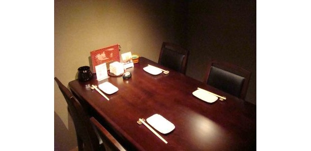 テーブル席の個室はプライベート感たっぷり