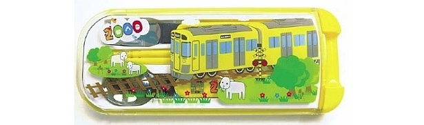 スプーン・フォーク・はしの入った「新2000系黄色い電車ランチトリオ」（1300円）