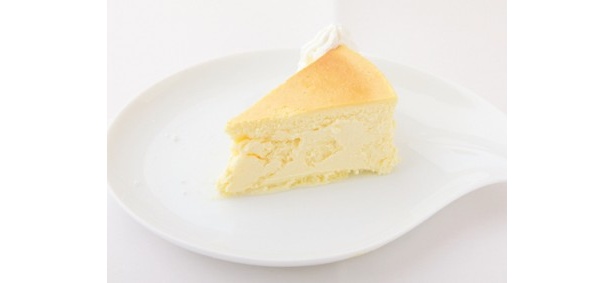 ニューヨーク風チーズケ ーキ（￥350）。チーズたっぷ りの濃厚な味で、深煎りコ ーヒーに合う