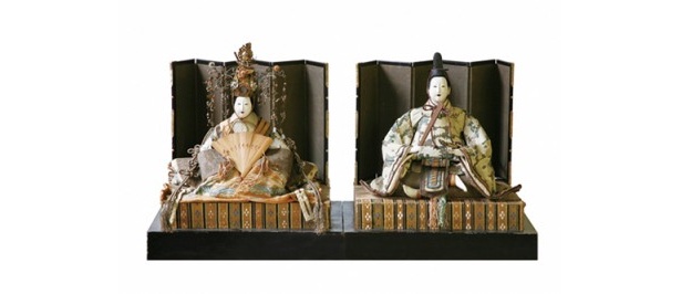 女びなの宝冠などに格式の高 さを感じる古今雛（岩村歴史資料館）