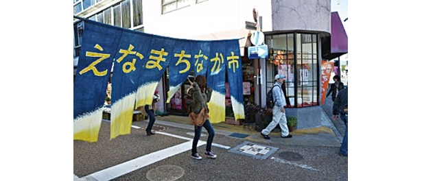 岩村町本通りで「恵那・岩村まちなか市」を開催