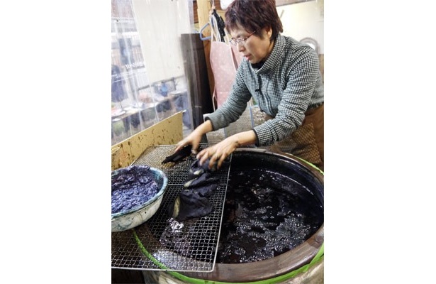 「藍染工房 楓」では、早川公恵先生の指導でバンダナ作りに挑戦！