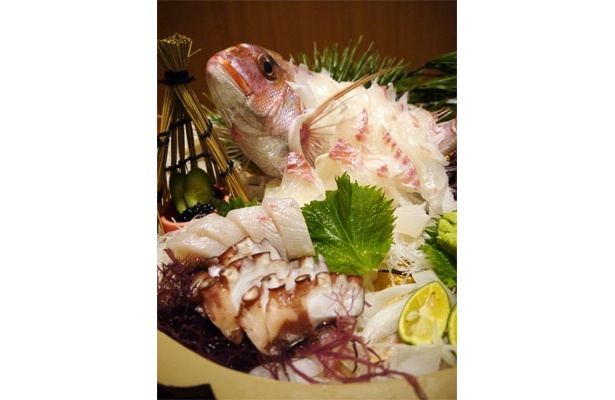 「鯛名所 鯛丸」では鯛尽くしの料理が食べられます