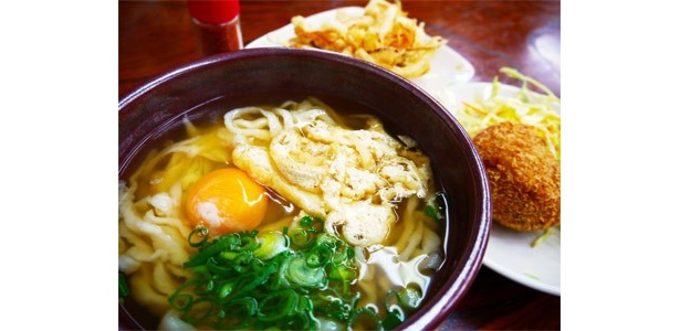 「舩本うどん」のなるとうどん350円