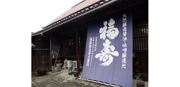 「福寿醤油」の敷地内は醤油のいい香りが！