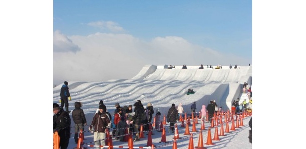 つどーむ会場の人気スライダー。長さ約100mのコースをチューブで滑る大迫力の雪のすべり台5コースのほか米袋を使って滑る高さ約4m、長さ約20mのすべり台など大人から子どもまで楽しめる