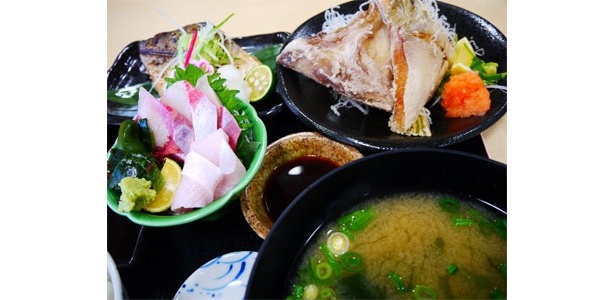 「漁協食堂うずしお」にて、ハマチたっぷりの定食を！
