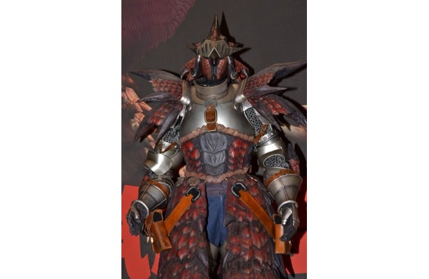 細部まで作り込まれた「モンスターハンター」シリーズのハンター立像