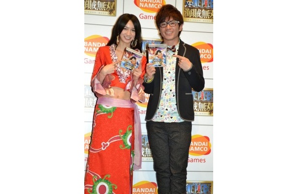 【写真】「ワンピース 海賊無双」をアピールする芹那さんと藤森慎吾さん