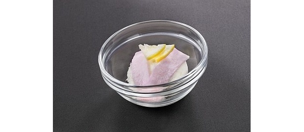 ラクスの羽織のような衣装をイメージした、チーズムースデザート【前後半共通メニュー】